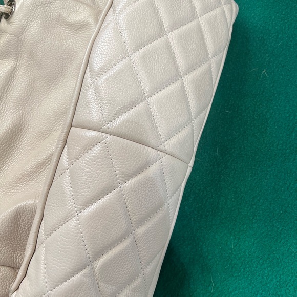 CHANEL Cream Leather Shoulder Bag - Picture 5 of 8